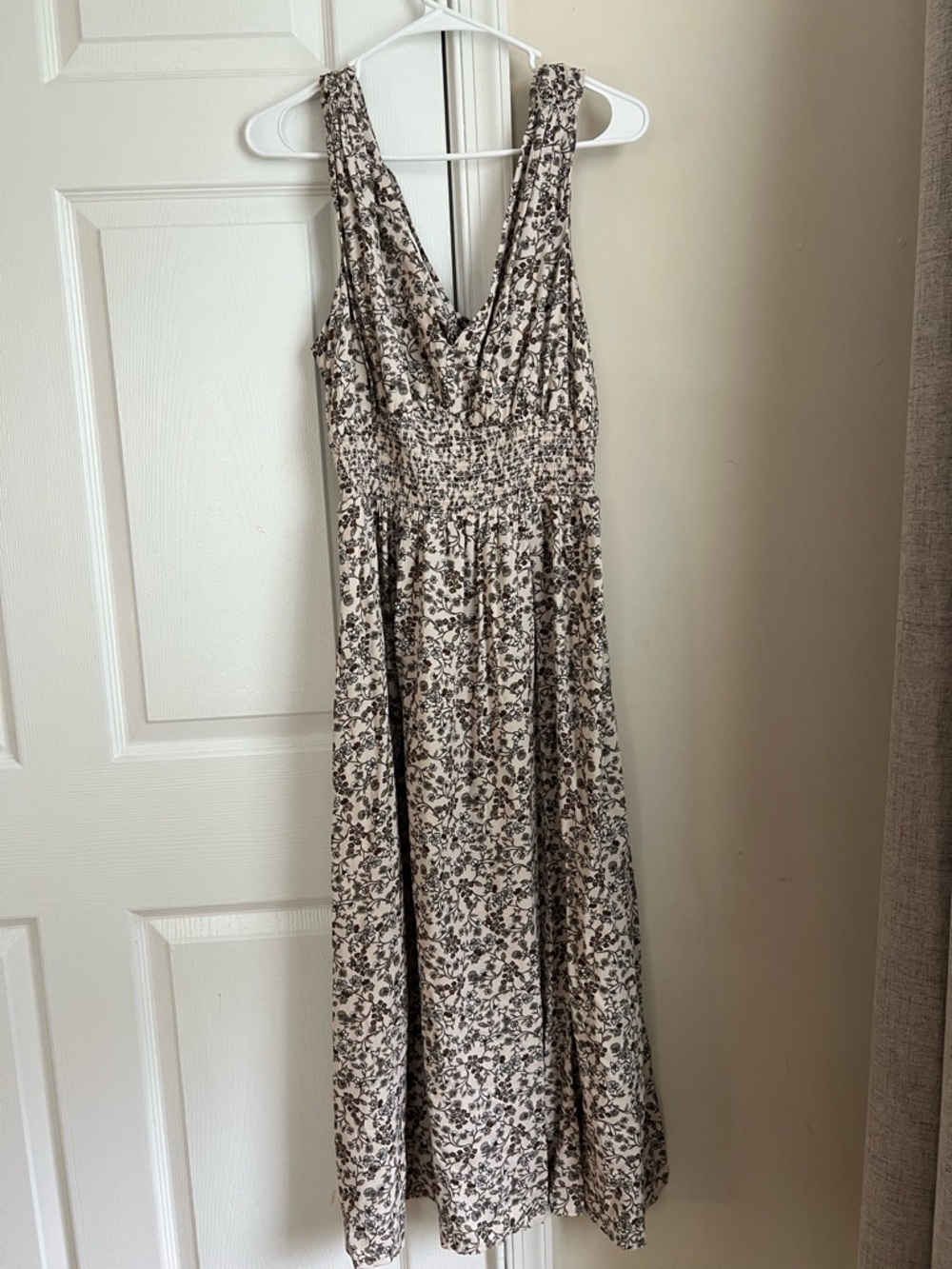 Old Navy Beige & Black Floral V-Neck Smocked Waist Sleeveless Dress Medium - Picture 2 of 9
